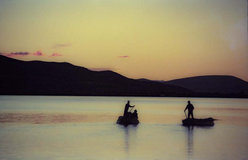 Pescando al amanecer (Lago Titicaca año 1996)