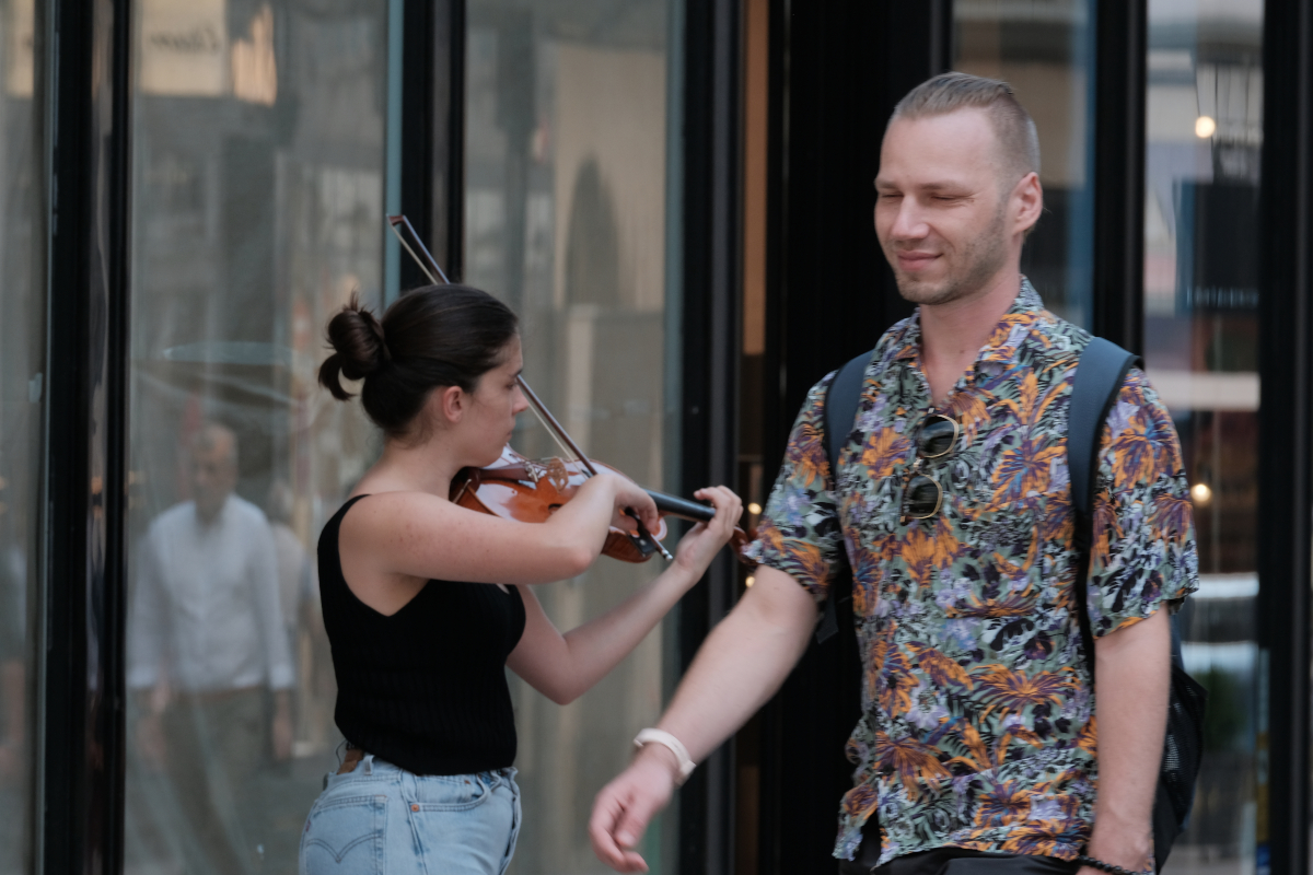 20 julio X-H1 con XF 70-300mm paseante y violinista.JPG