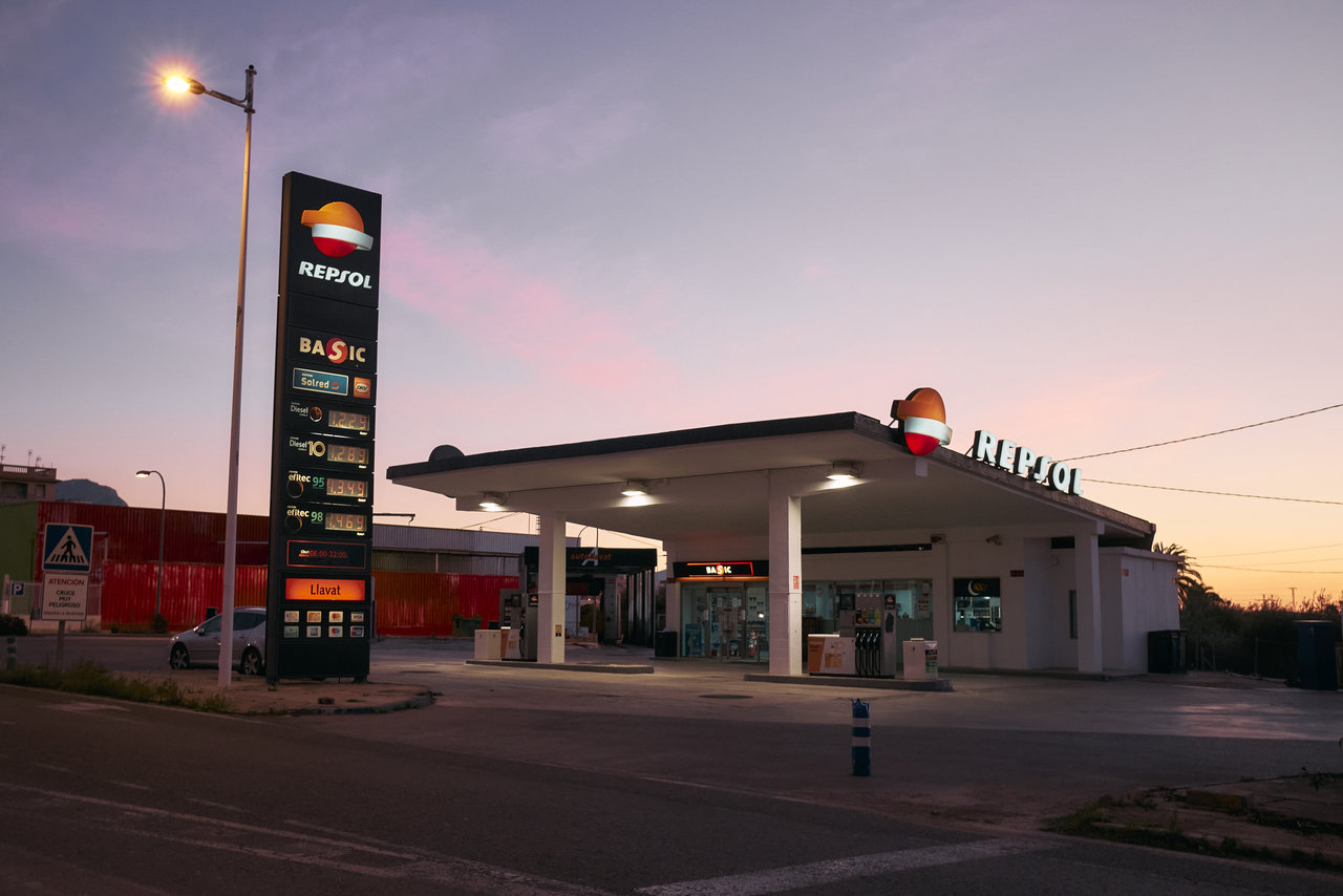 Gasolinera al amanecer