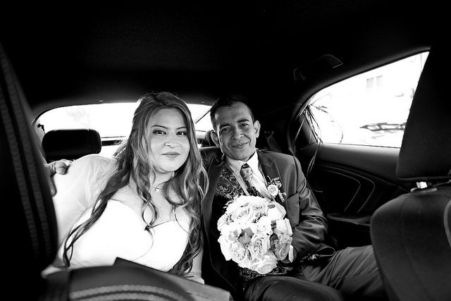 Los novios en el coche con Samyang 12/2 mm