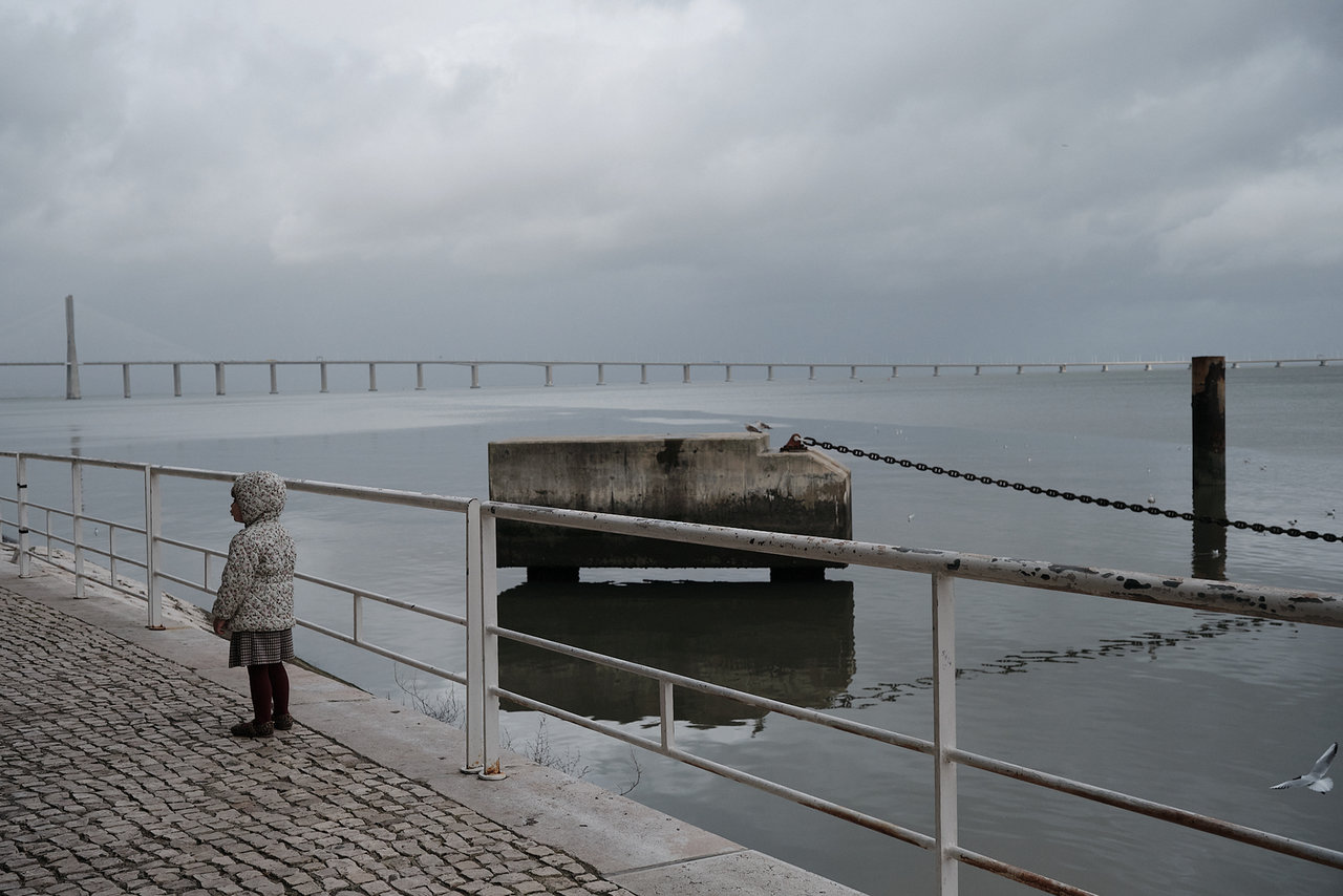 Niña cerca del puente Vasco de Gama.