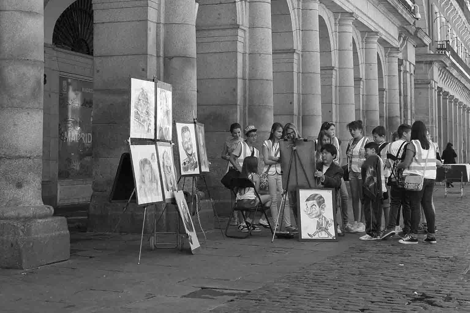 Caricaturista observado en su oficio