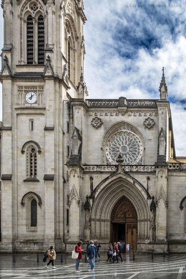 Del exterior al interior, catedral de Bilbao.