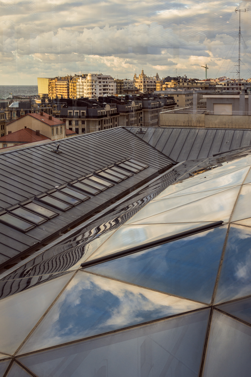 Y al fondo el Kursaal. San Sebastián. 2021