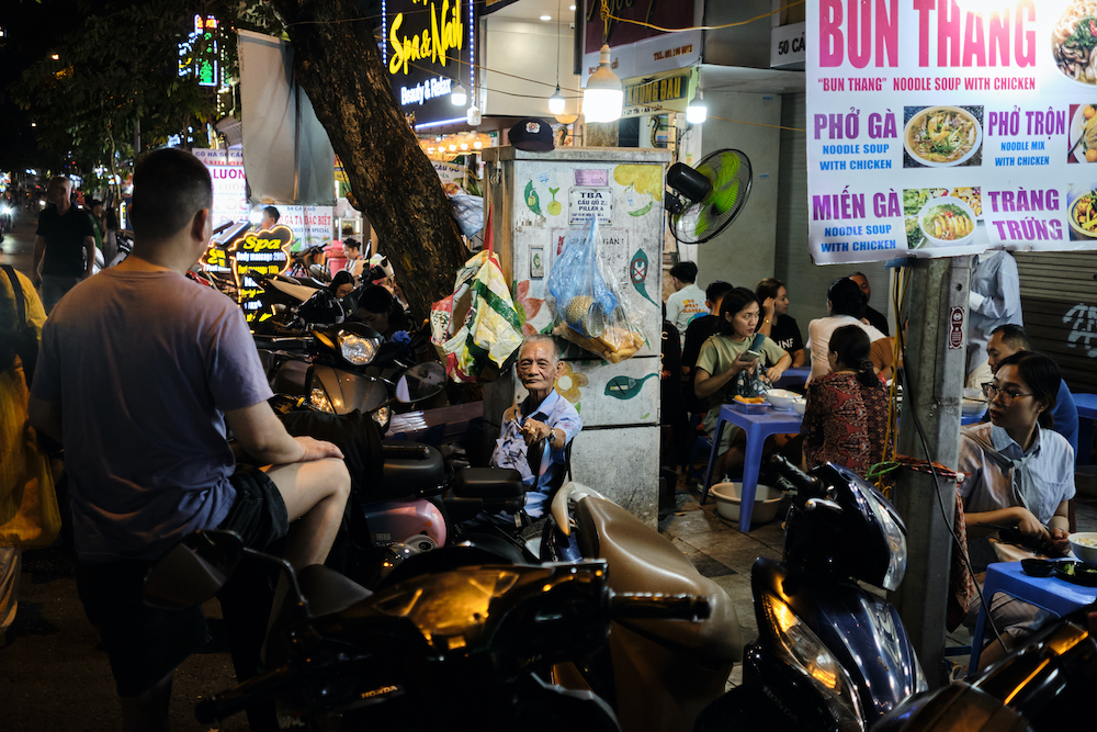 Anciano mirando a camara calle  Hanoi.jpg