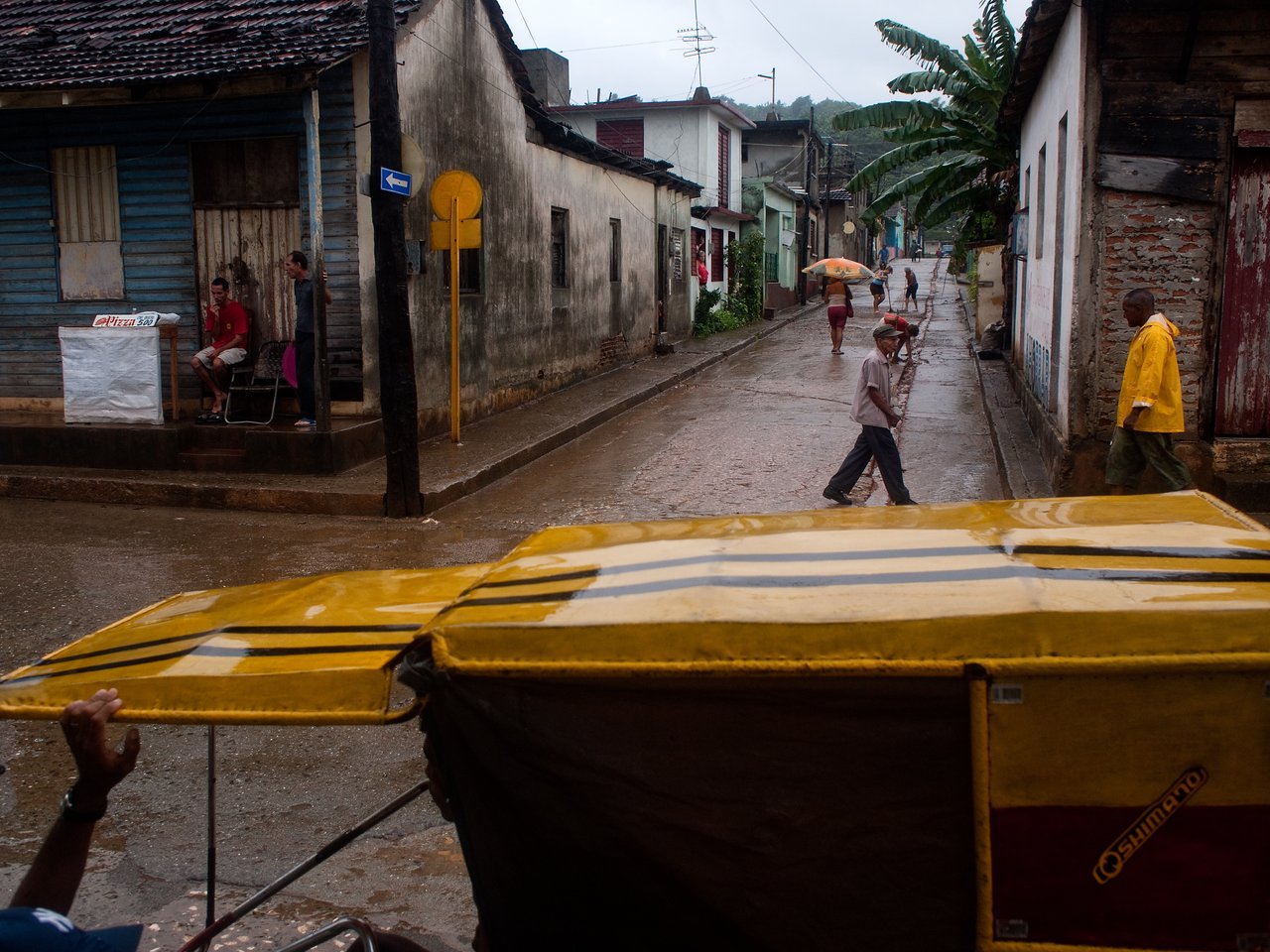 baracoa carrer plou bici groc.jpg