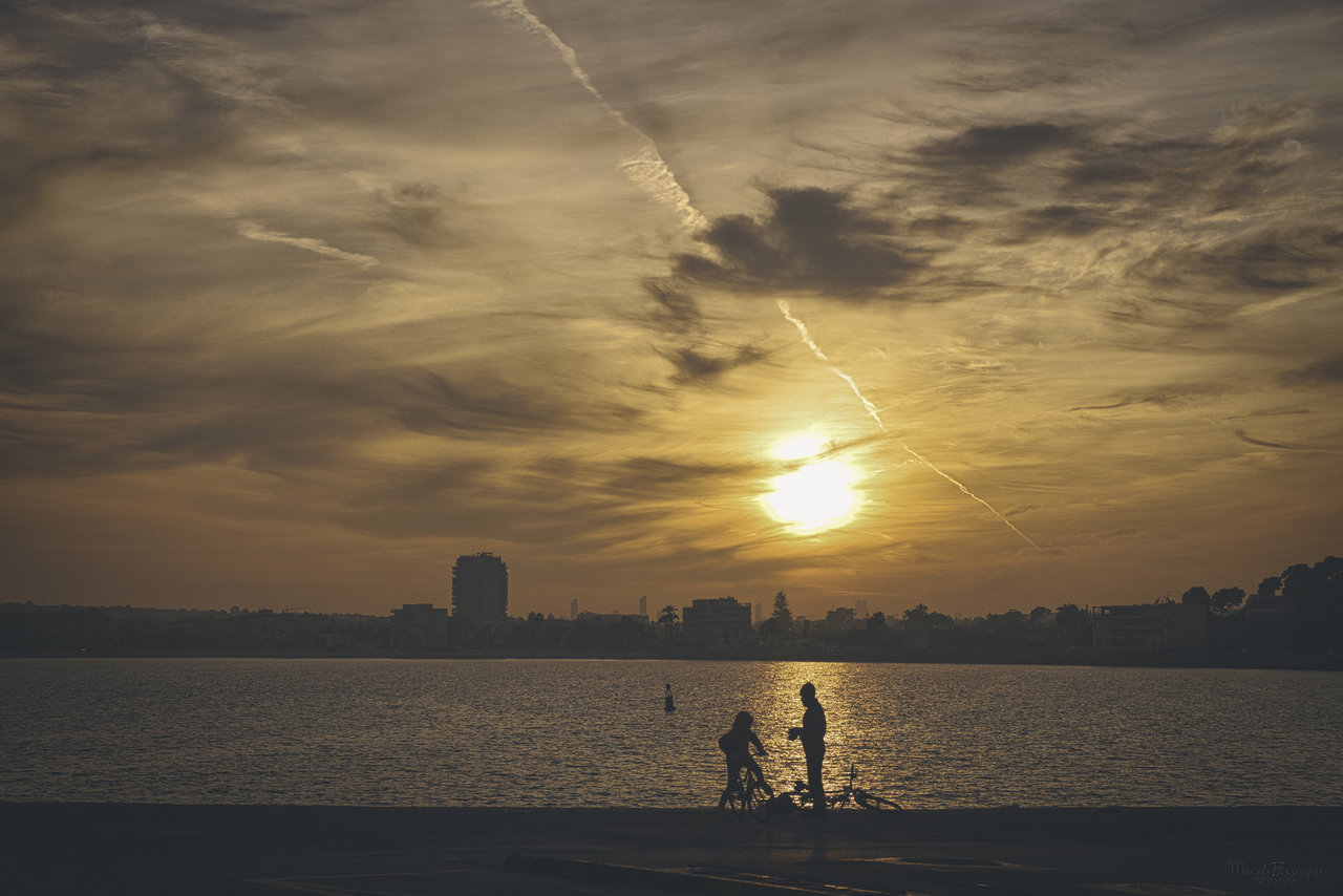 bicis a la puesta de sol en el puerto.jpg