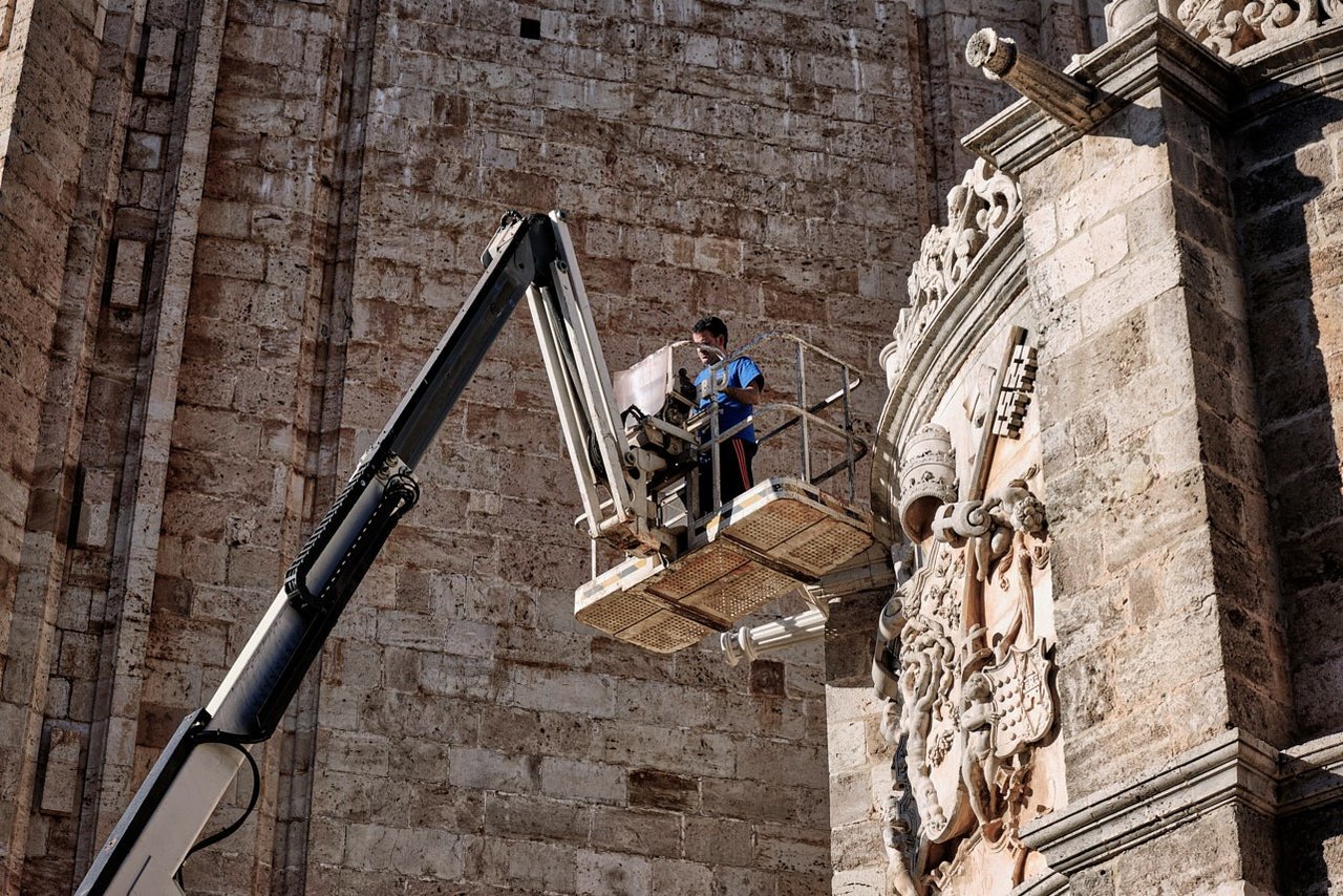 Cuidando de la catedral (El Burgo de Osma).jpg