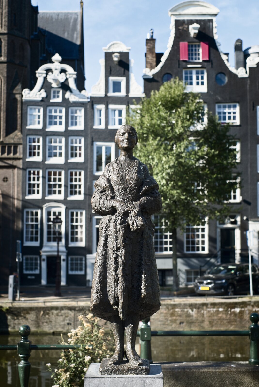 Día04_Estatua_Muller_Estola.jpg