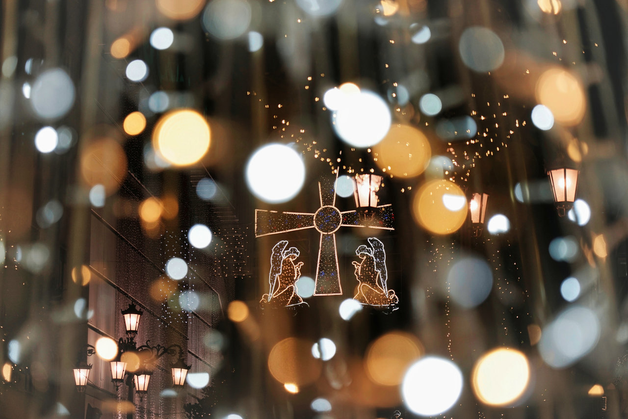 "Anglos" de luz (encendido de luces de navidad en Oviedo)