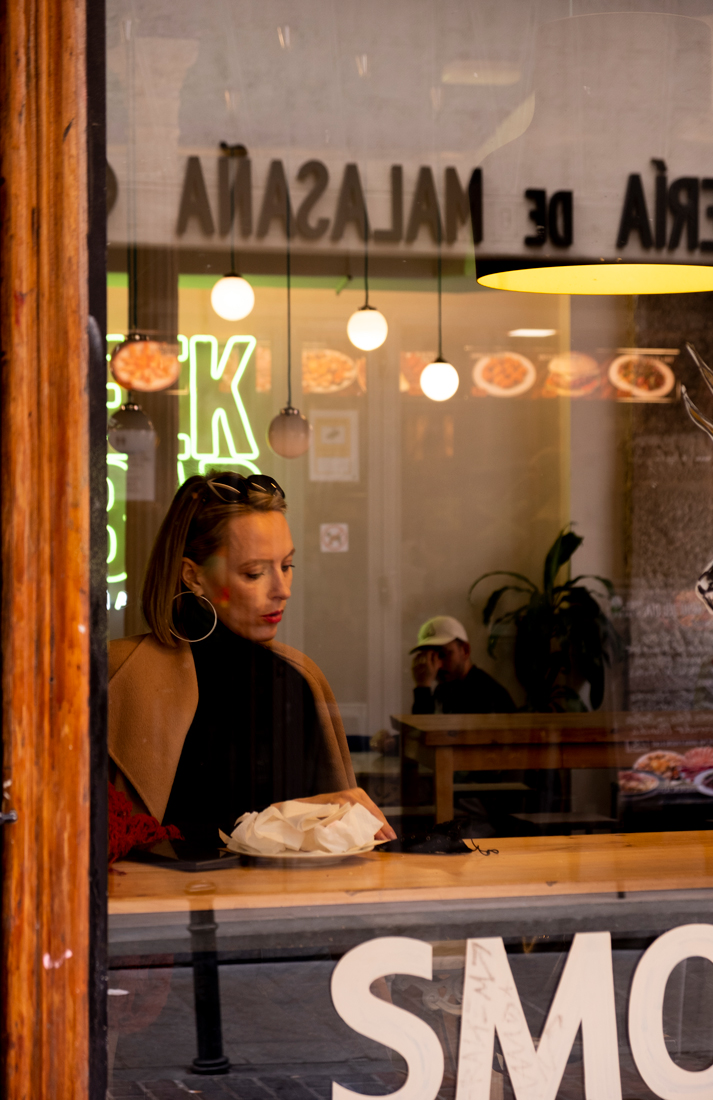 La mujer de la cafetería