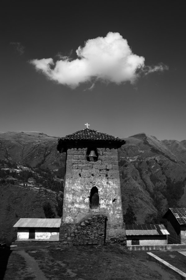 Nube sobre campanario.