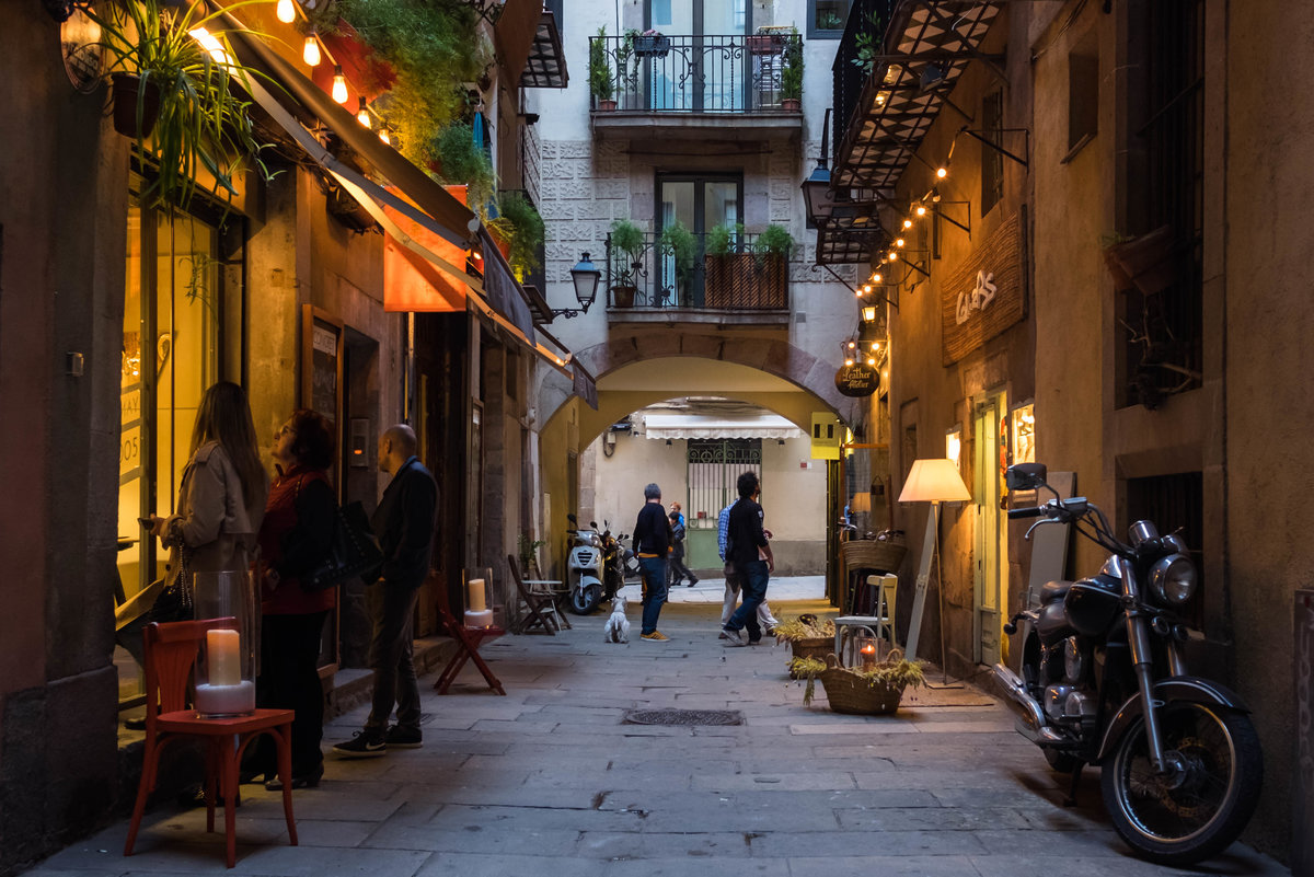 Paseo bajo la luz de las lámparas