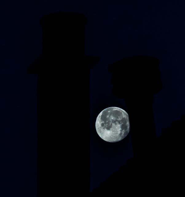 La luna... entre chimeneas