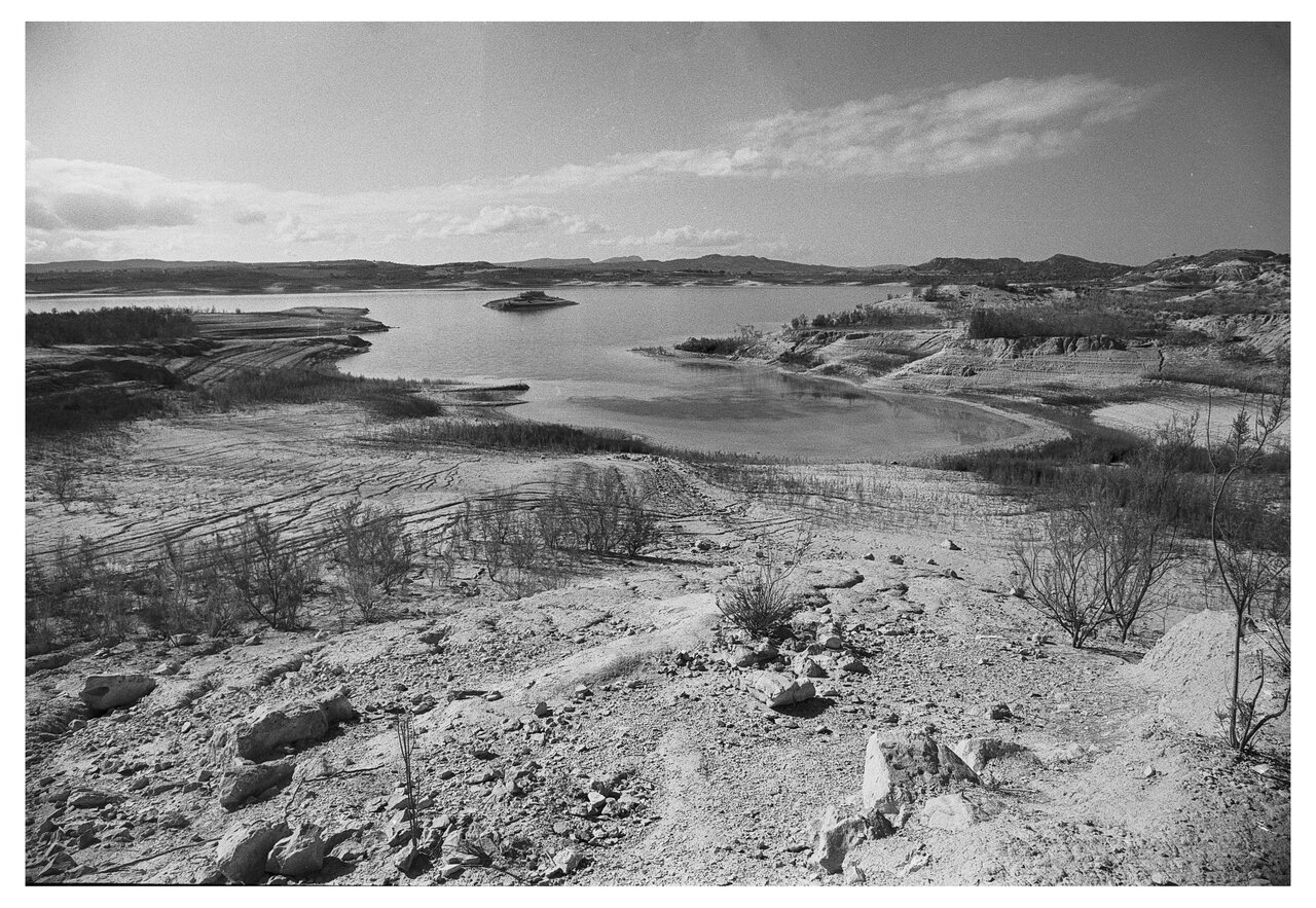 embalse de la pedrera 2 noviembre 2024 om1 50 1.4 y 20 3.5 filtro naranja foma 100 rodinal 1+5...jpg