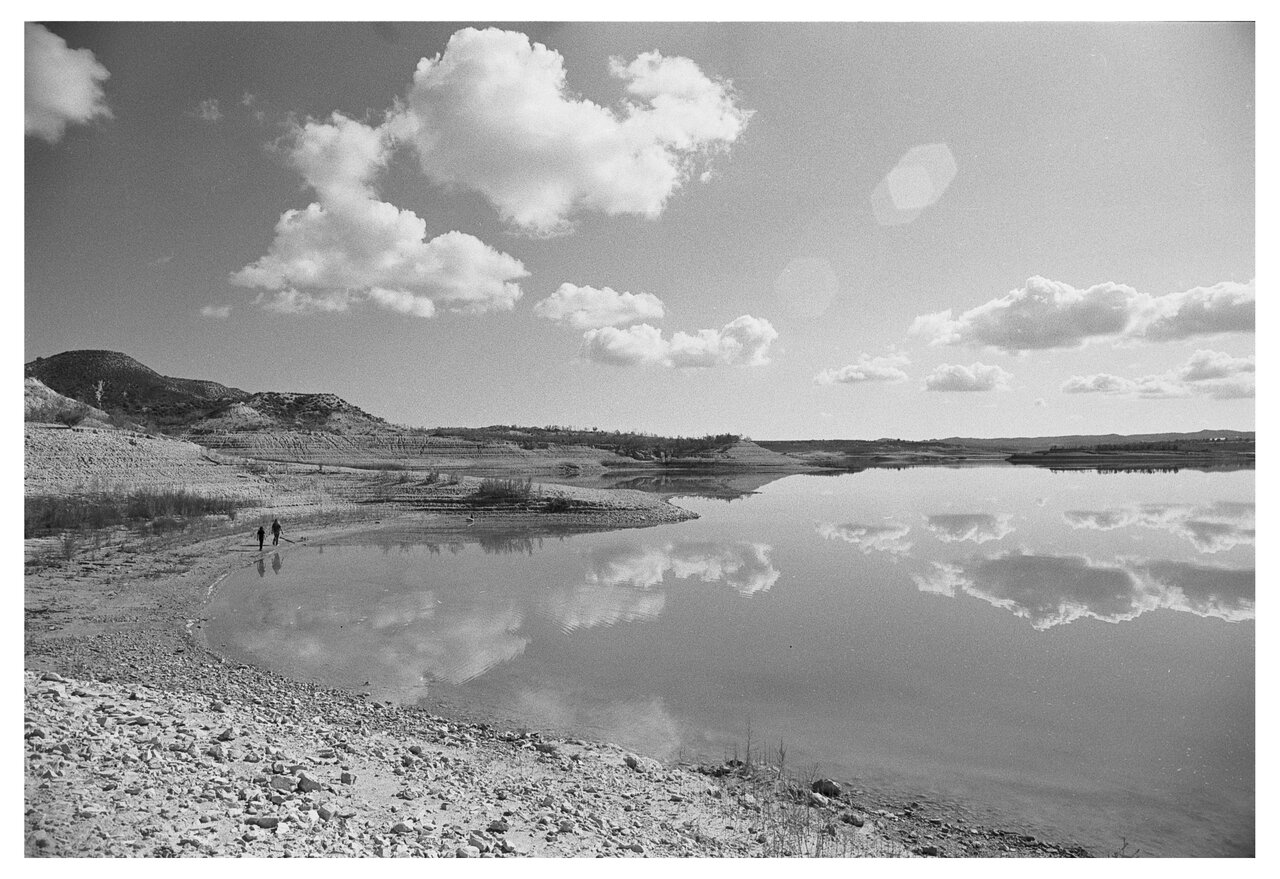 embalse de la pedrera 2 noviembre 2024 om1 50 1.4 y 20 3.5 filtro naranja foma 100 rodinal 1+5...jpg