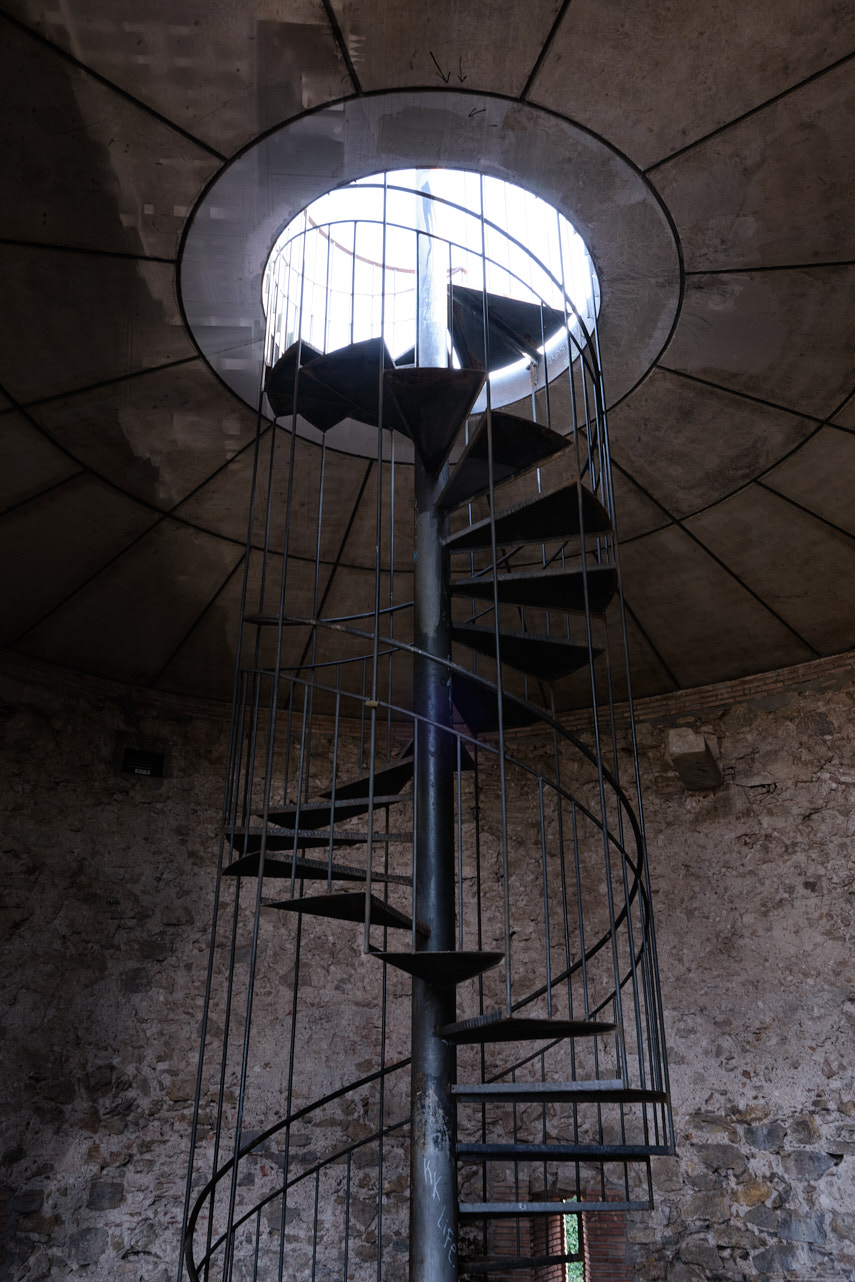 Escalera de acceso a la torre de la muralla (Girona).jpg