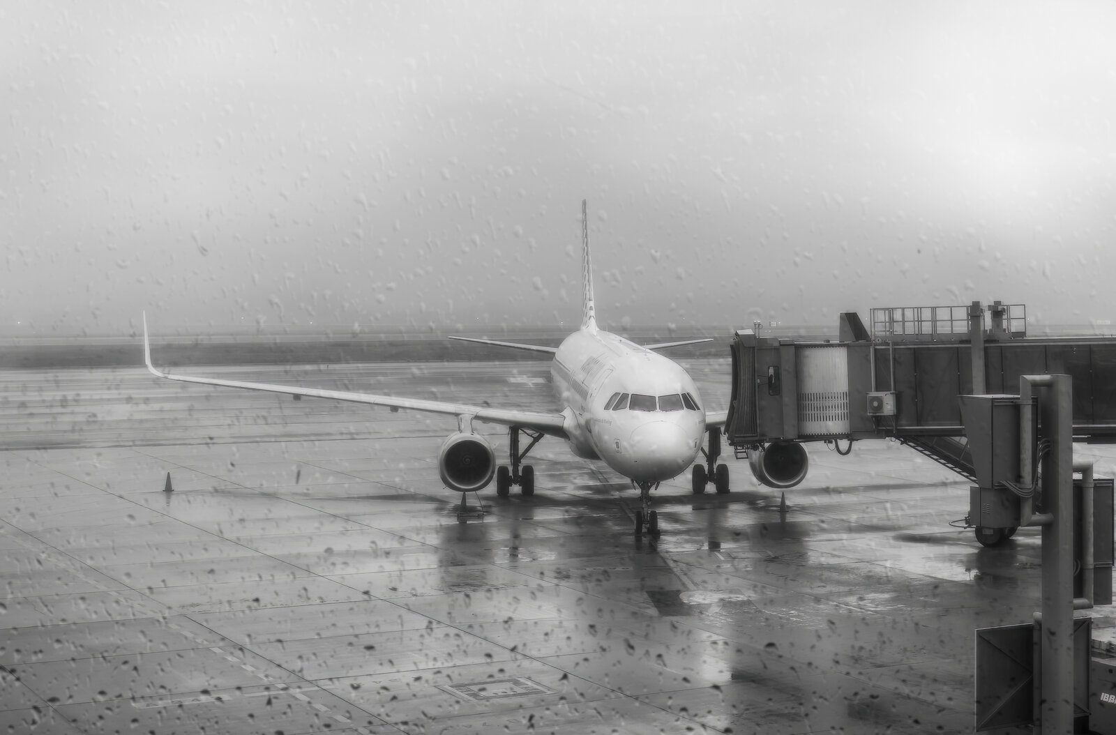 ESPERANDO EMBARCAR -AEROPUERTO DE SEVILLA-FINAL BN.jpg