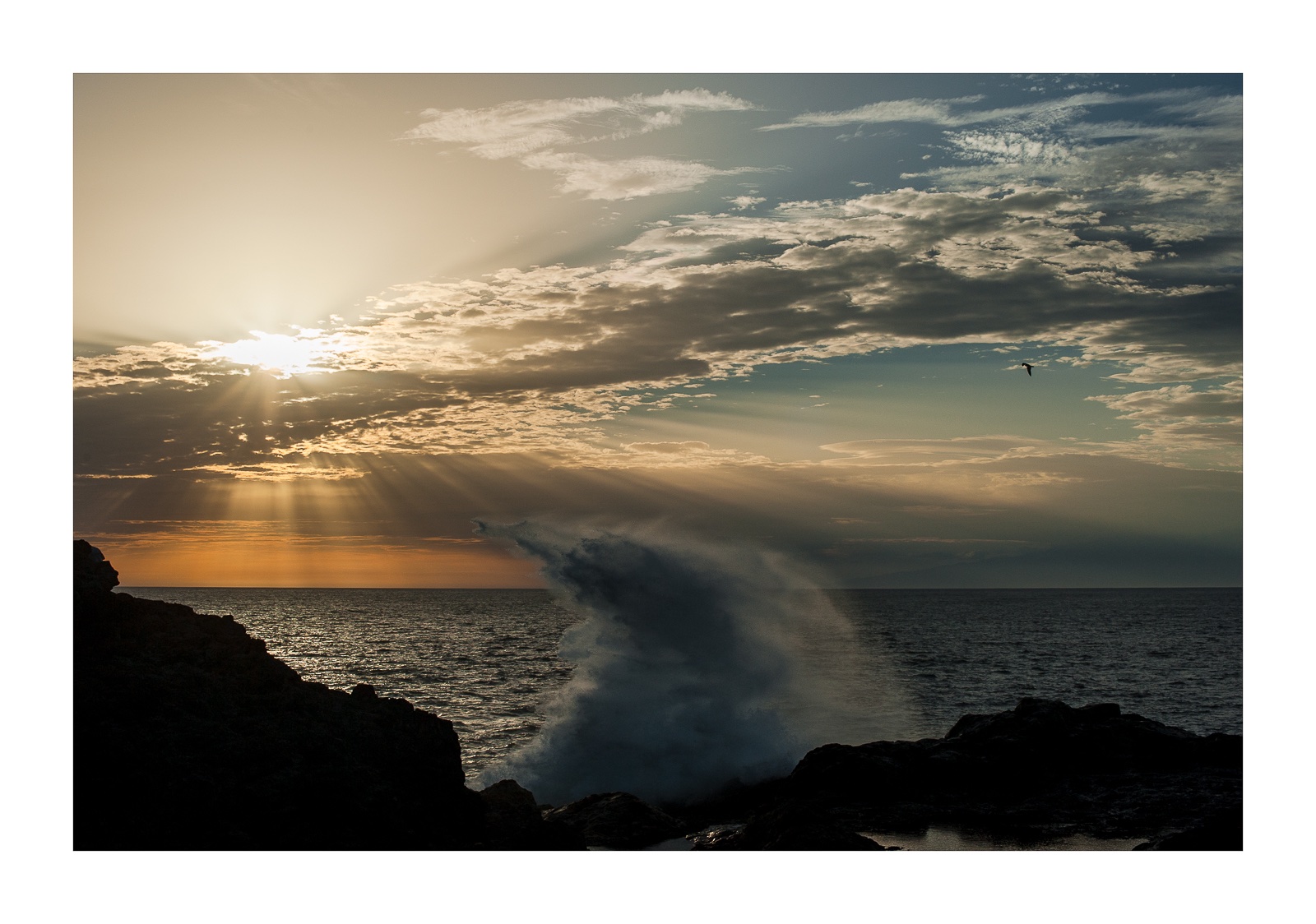 fotografo-atardecer-montañas-sol-nubes-mar-ola.JPG