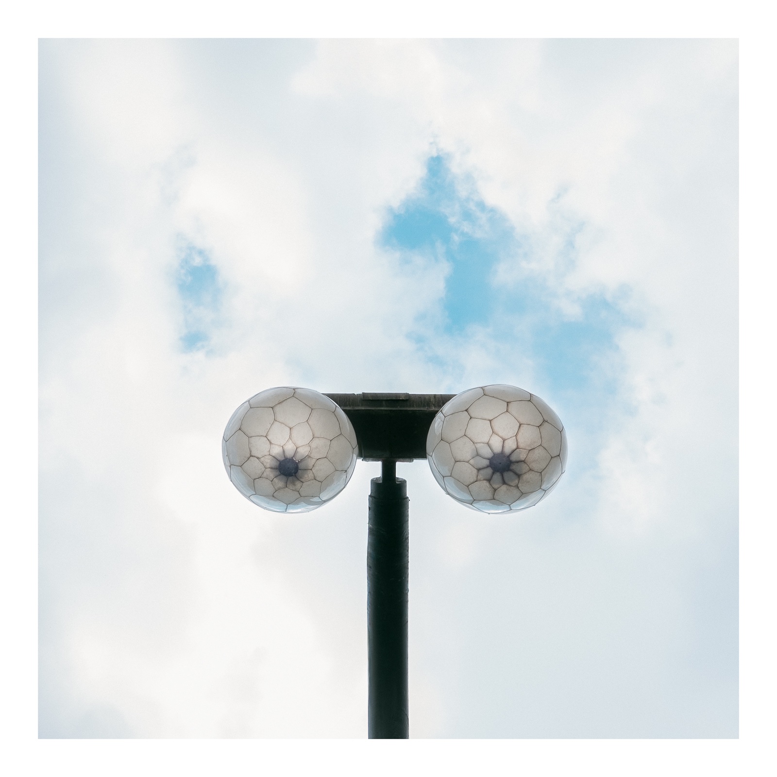 fotografo-callejear-farola-bolas-cielo.jpg