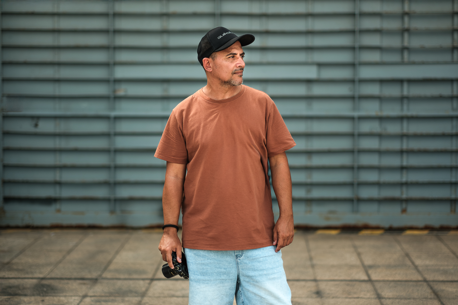 fotografo-callejear-las-palmas-de-gran-canaria-persona-retrato-camara-gorra.jpg