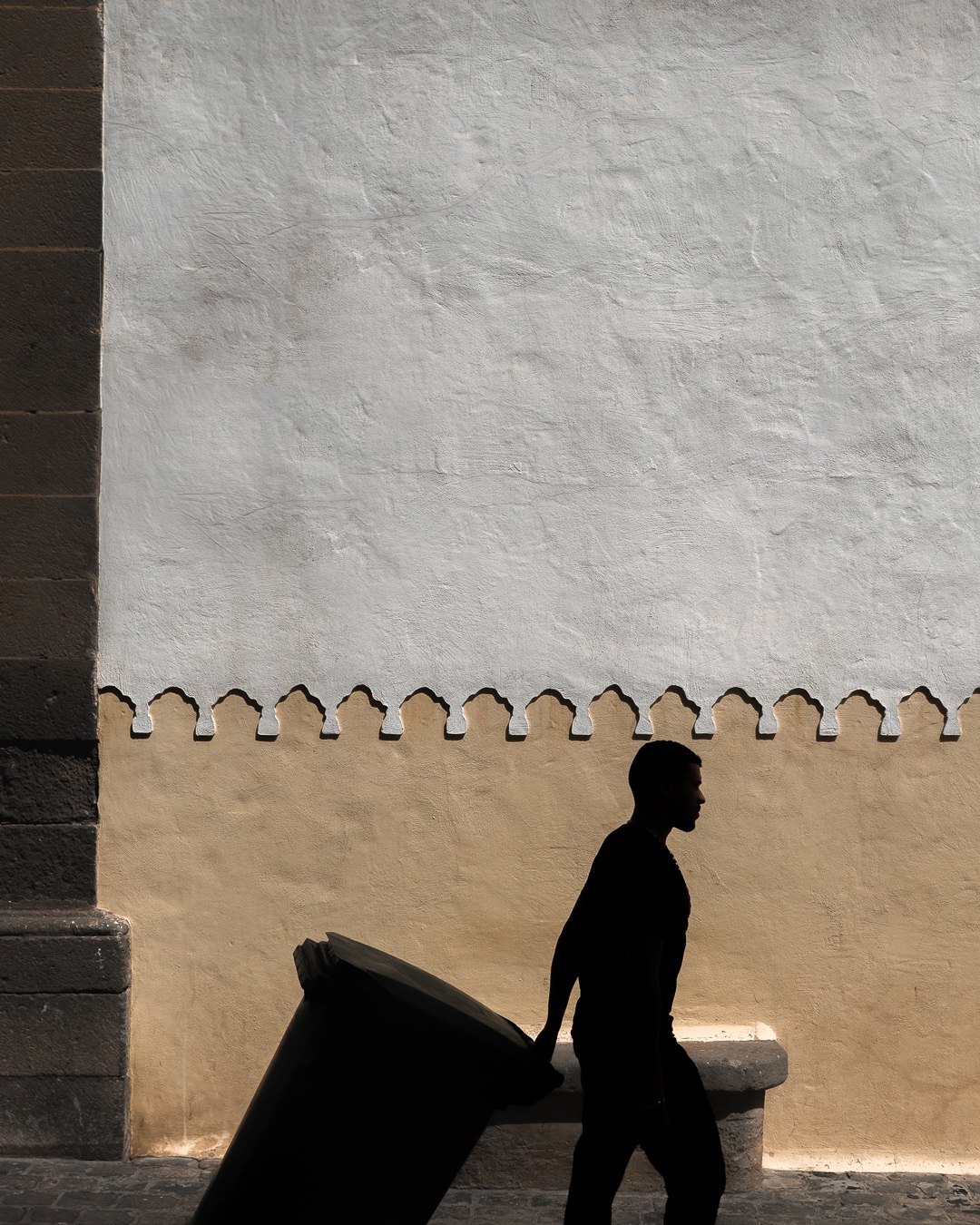 fotografo-callejear-silueta-persona-contenedor-basura-banco-piedra.jpg