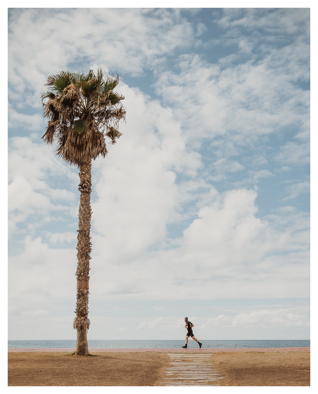 fotografo-gran-canaria-persona-corredor-palmera-cielo-camino-nubes.JPG