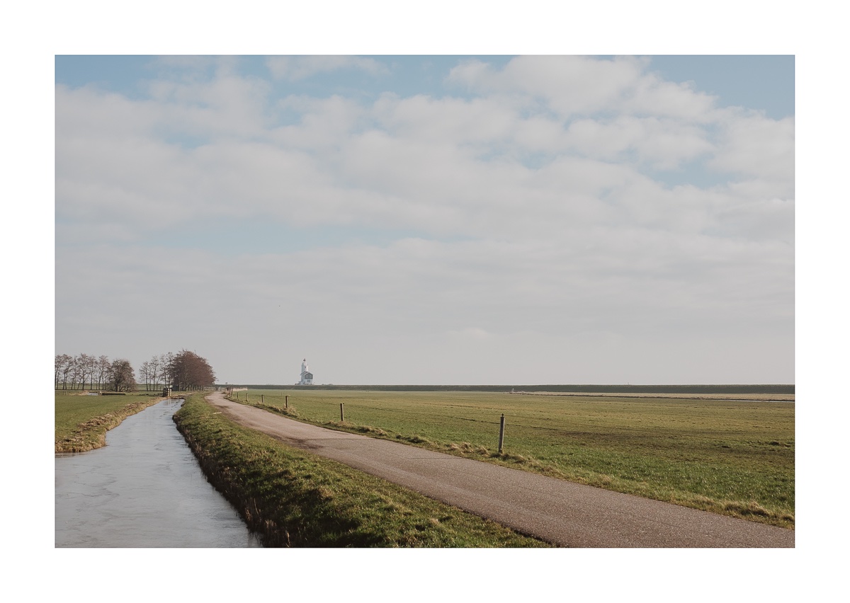 fotografo-paisaje-faro-marken-paises-bajos-pasto-arboles-rocas-hielo-lago.JPG