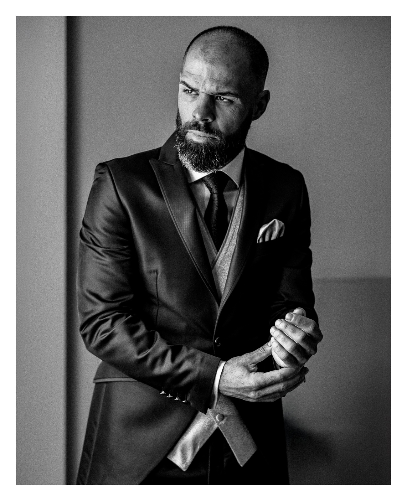 fotografo-persona-hombre-barba-traje-blanco-negro.jpg
