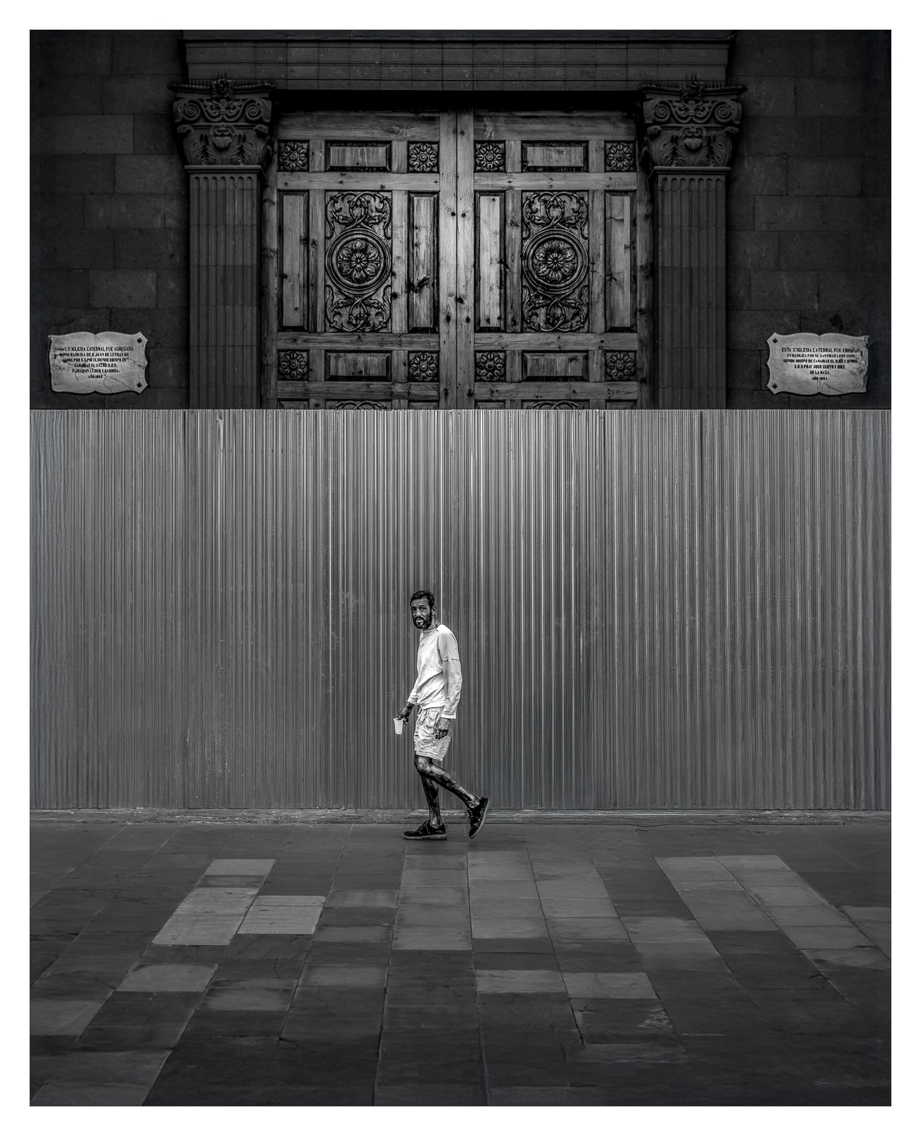 fotografo-plaza-santa-ana-porton-columnas-placas-marmol-mendigo-.jpg fotografo-plaza-santa-ana-porton-columnas-placas-marmol-mendigo-.jpg