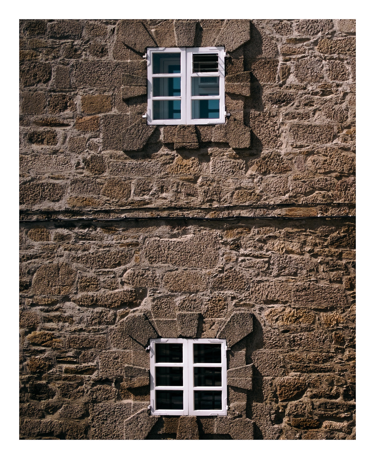 fotografo-ventanas-pared-piedra-cable.jpg