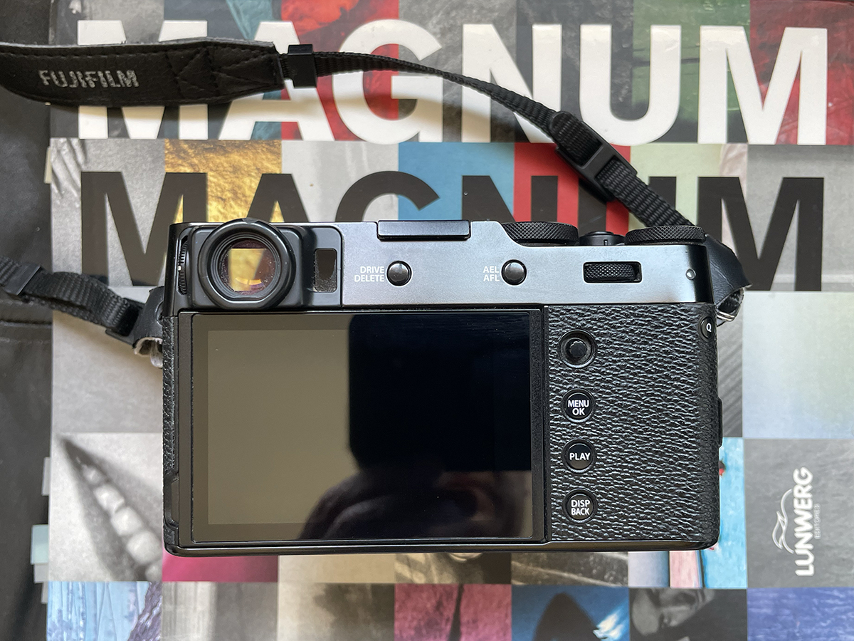 fujiX100V_trasera.jpg