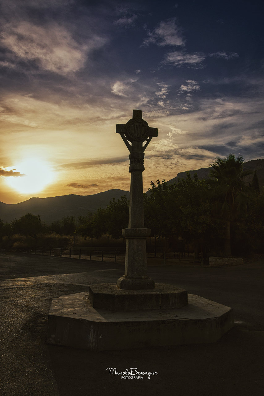 La cruz a la salida del pueblo