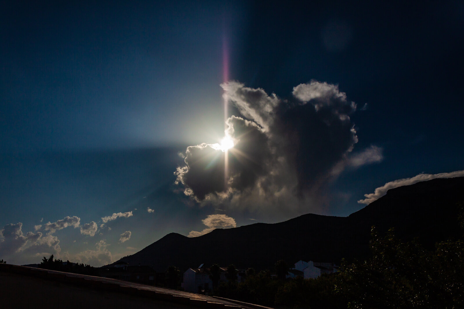 La nub que se come el sol.jpg
