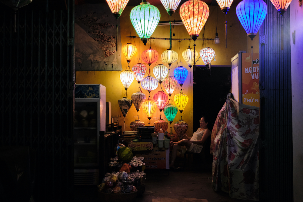 Mujer en casa farolillos Hoi an.jpg