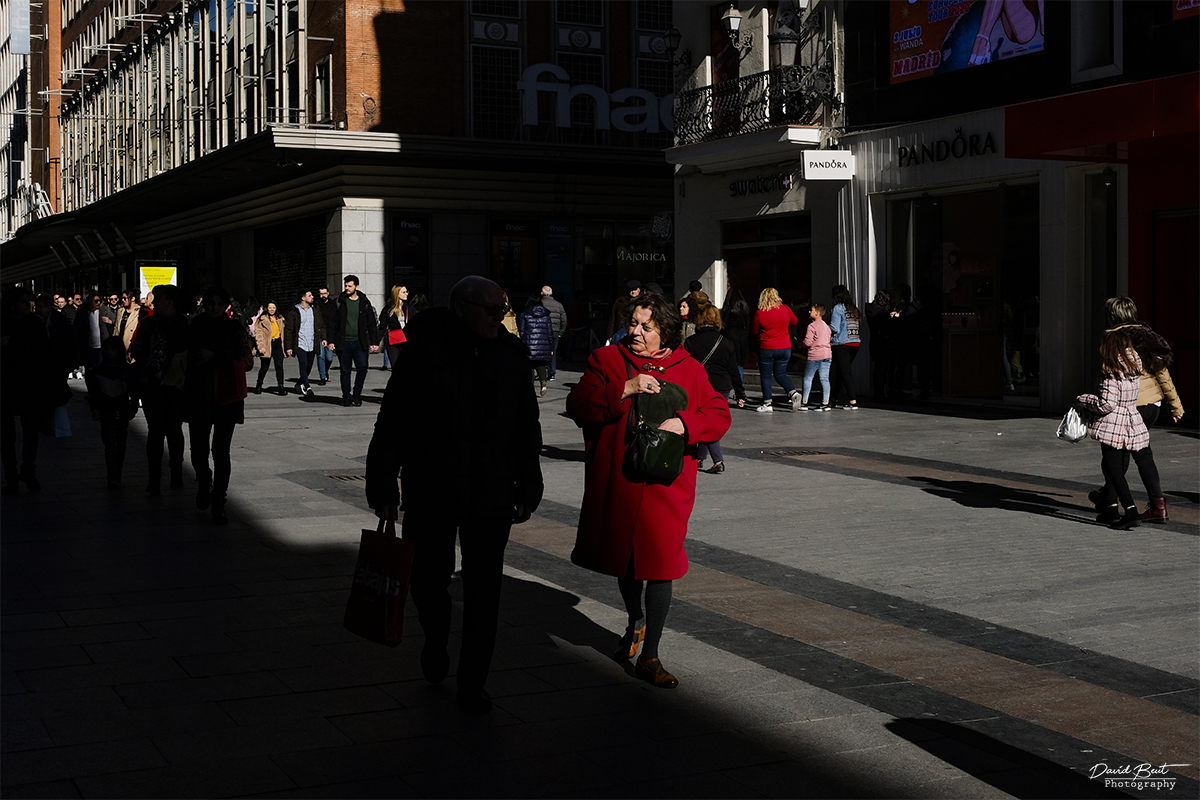 Mujer de rojo y sombra