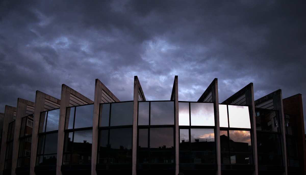 Un cielo de atardecer otoñal