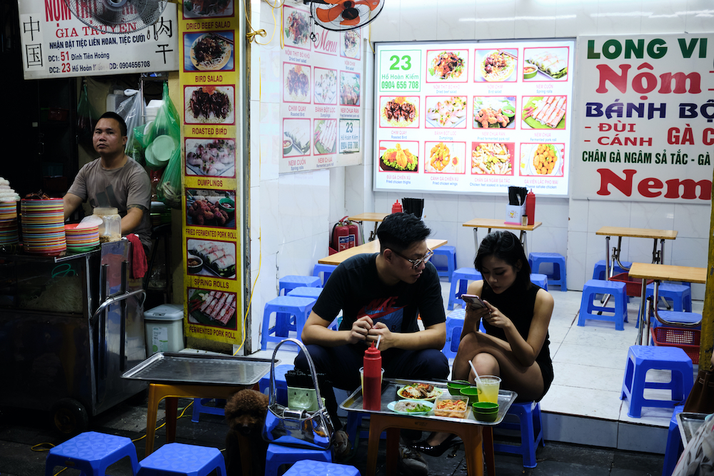 Pareja restaurante calle Hanoi.jpg