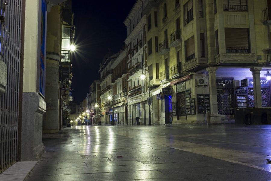 León de noche, Calle la Rua, objetivo 23mm.