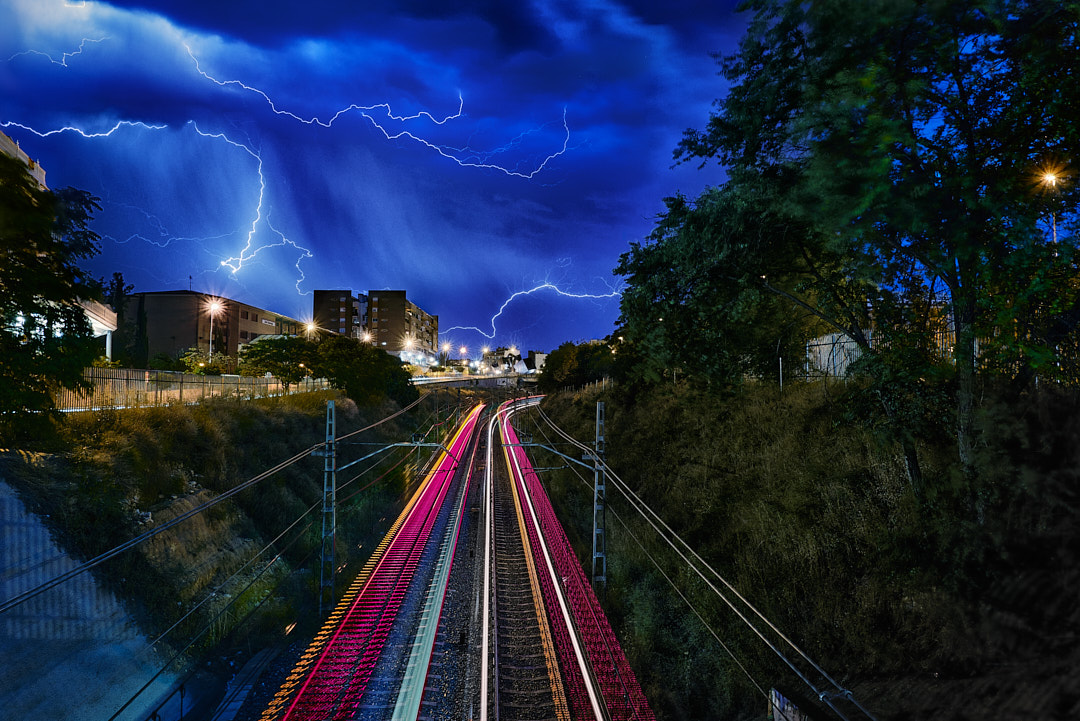 Rayos mas estelas de trenes XT3 16mm F2.8 8 segundos isa 160 esta 6 fotos unidas por  Adobe Photoshop