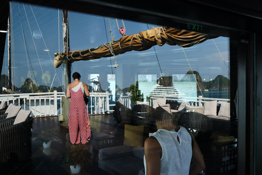 Reflejos Barco Bahia Halong.jpg