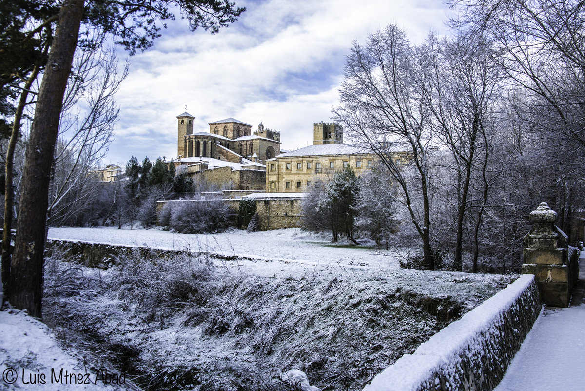 Primera nevada de 2021 en Sigüenza, Catedral de Santa María.Feliz Año 2021