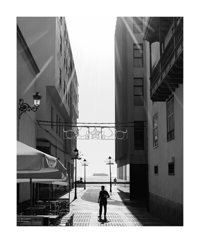 fotografo-la-palma-callejeando-persona-blanco-negro-contraluz.JPG