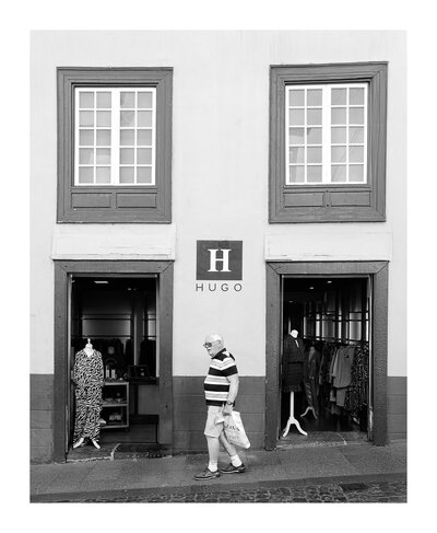 fotografo-la-palma-callejeando-persona-comercio-maniqui-tienda-blanco-negro.JPG