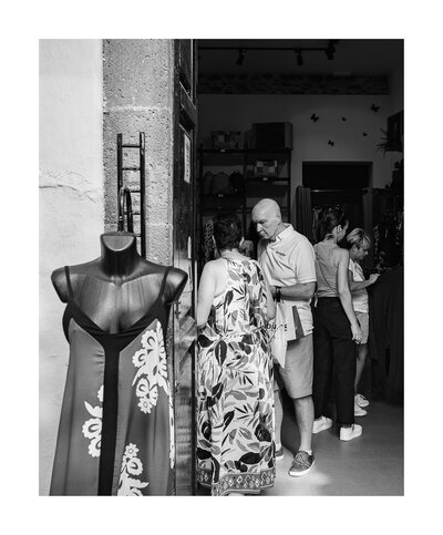 fotografo-la-palma-callejeando-personas-blanco-negro-comercio-maniqui.JPG