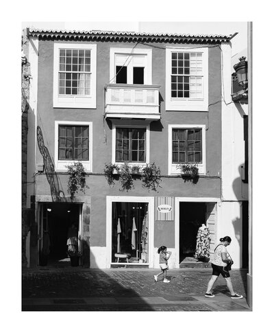 fotografo-la-palma-callejeando-personas-comercio-niña-blanco-negro.JPG