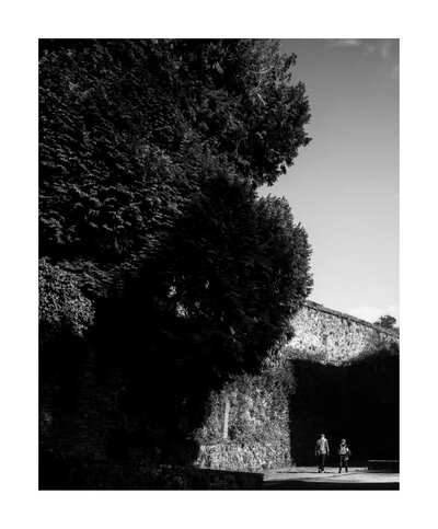 fotografo-españa-santiago-de-compostela-jardin-pareja-blanco-y-negro.JPG