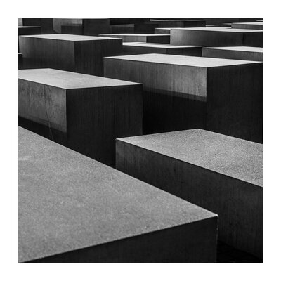 fotografo-berlin-monumento-holocausto-bloques-hormigon-blanco-negro.jpg