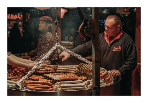 fotografo-berlin-catering-personas-carne-salchicha-asador-soporte-hierro.jpg