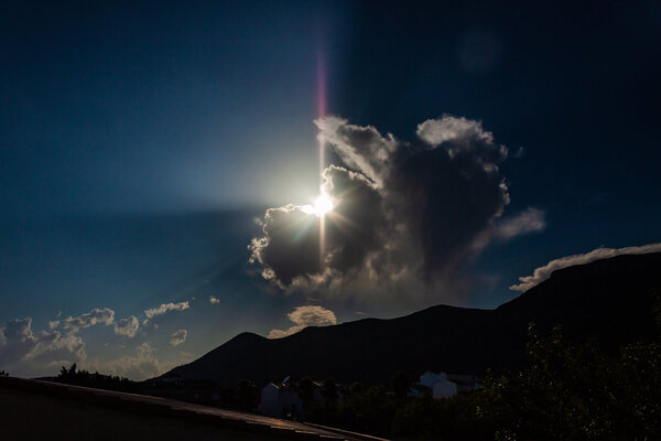 La nub que se come el sol.jpg